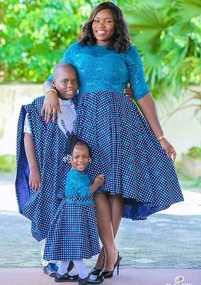 Enfants Rayonnants, Pagne Coloré, Joie de l'Enfance, Bonheur Innocent, Toile Vivante, Éclat de la Vie, Couleurs Émotionnelles,