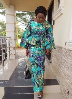 Couleurs et Motifs, Style Personnel, Essence Personnelle, Diversité Vestimentaire, Fierté Culturelle, Célébration de l'Unicité, Individualité,