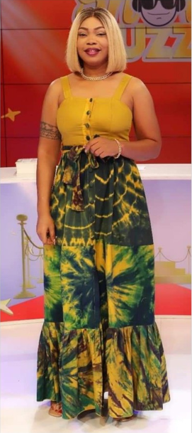 Couleurs et Motifs, Style Personnel, Essence Personnelle, Diversité Vestimentaire, Fierté Culturelle, Célébration de l'Unicité, Individualité,