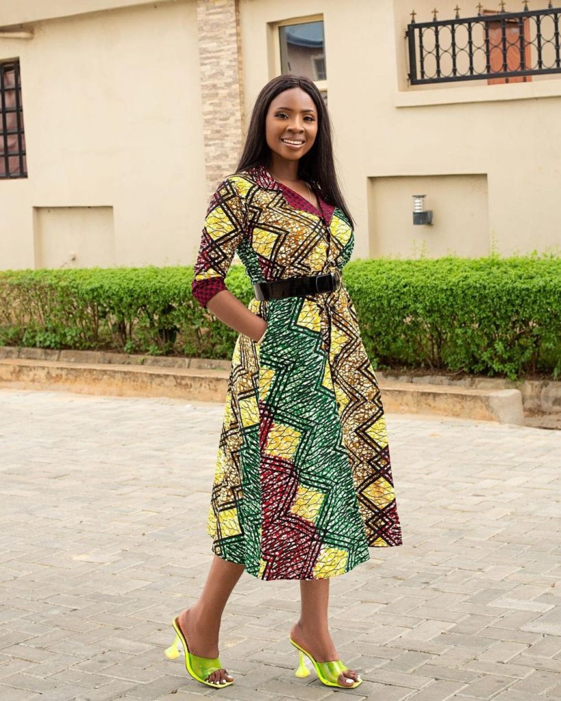 Auteur de style, tissus vibrants, mode africaine, expression créative, héritage culturel,