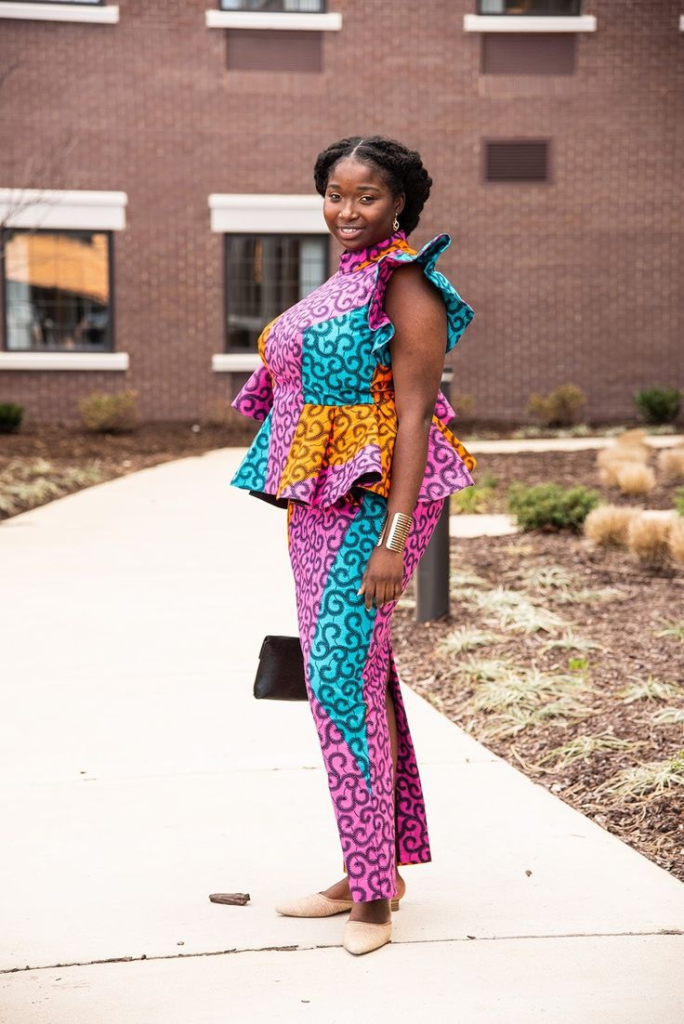 robes élégantes, mode professionnelle, femmes mûres, style chic, accessoires neutres
